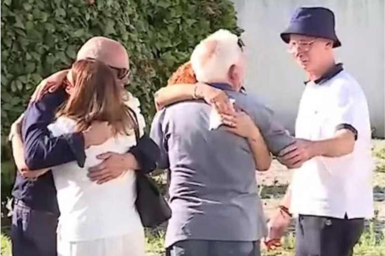 Familiares durante o velório dos irmãos –