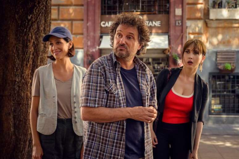 'Faz de Conta que &eacute; Paris' une tr&ecirc;s irm&atilde;os em busca de realizar sonho do pai.