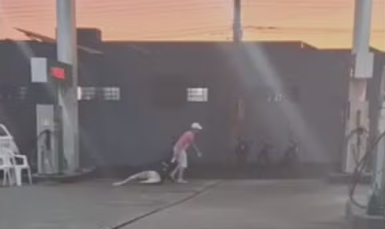 Homem é preso por agredir companheira e arrastá-la pelos cabelos em posto de combustíveis