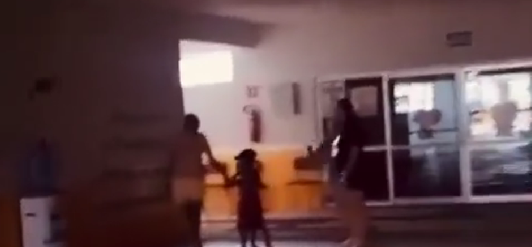 Menino é encontrado sozinho em sala vazia, escura e trancada dentro de creche no interior do Ceará