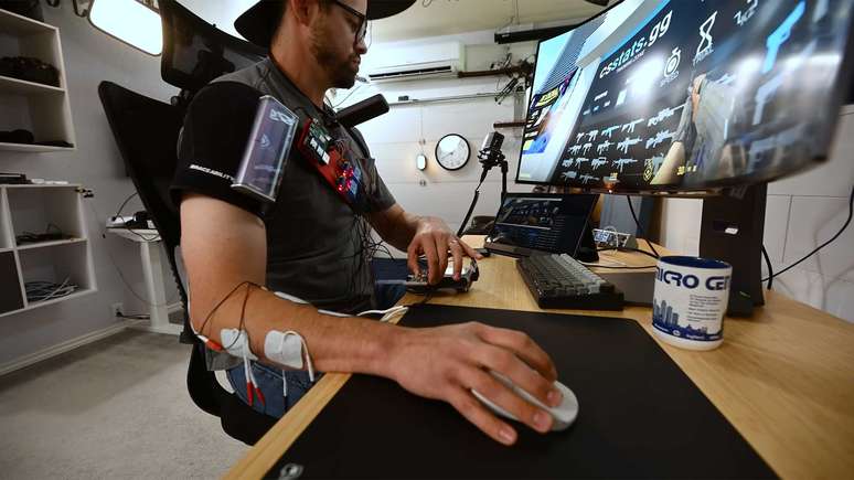 YouTuber decide se eletrocutar para ficar melhor em Counter-Strike 2