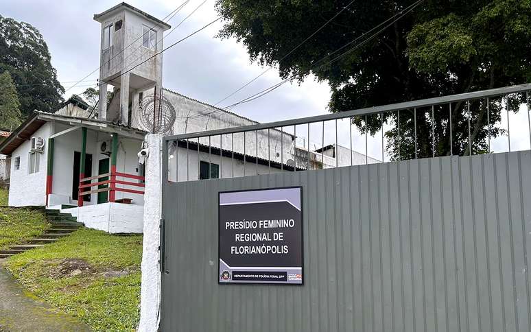 A mulher está presa no Presídio Feminino Regional de Florianópolis, em Santa Catarina