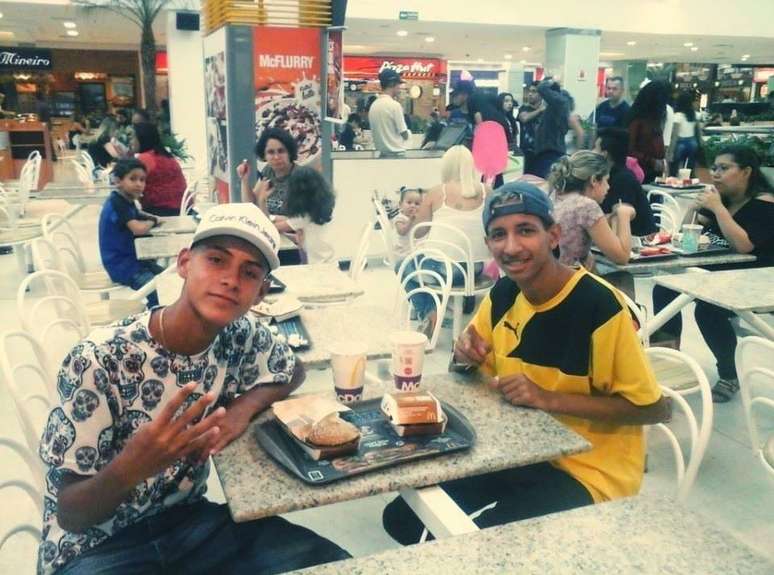 Gabriel Paiva (direita) tinha h&aacute;bitos normais de um jovem de periferia: estudava, ia a lanchonetes de shoppings.