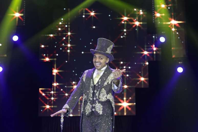 Tirullipa performing in his circus