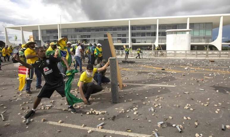 Cena de vandalismo no dia 8 de janeiro de 2023 em frente ao Palácio do Planalto