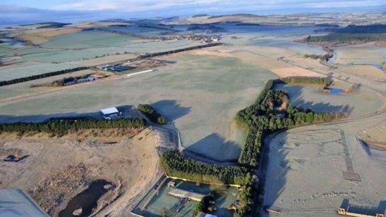 Quase n&atilde;o h&aacute; vest&iacute;gios da base da RAF em Milfield, mas at&eacute; 2 mil homens e mulheres estavam lotados l&aacute; na d&eacute;cada de 1940