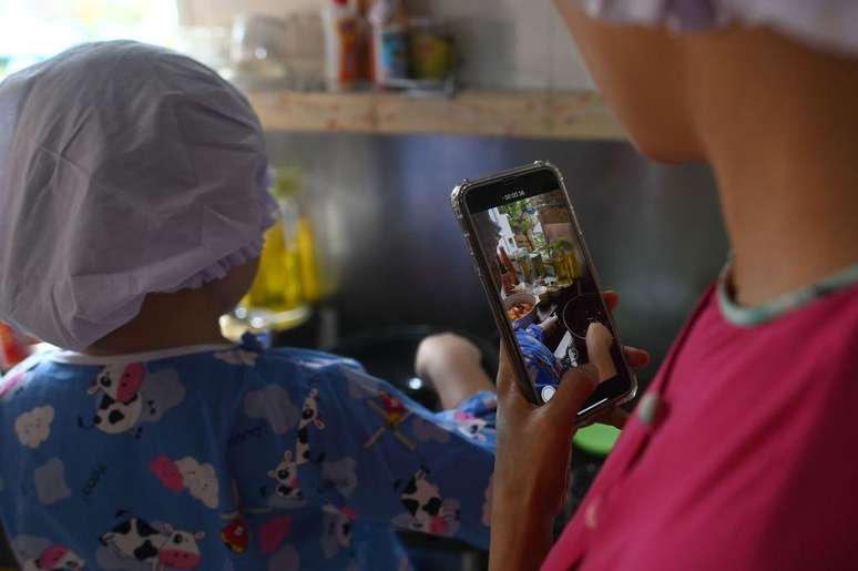 Evitar a exposi&ccedil;&atilde;o das crian&ccedil;as na internet, principalmente realizando atividades que n&atilde;o condizem com idade, &eacute; uma das formas de n&atilde;o adultiz&aacute;-las