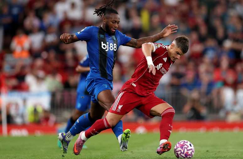 Jogadores de Liverpool e Bournemouth em disputa de bola na Premier League &ndash;