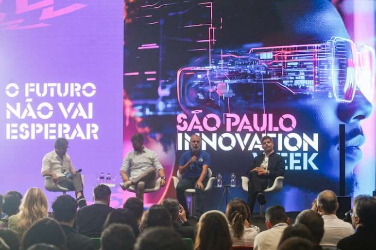 Da esquerda para direita: Jer&ocirc;nimo Vargas (cofundador da RIW), F&aacute;bio Queir&oacute;z (cofundador da RIW), Erick Br&ecirc;tas (CEO do Estad&atilde;o) e Eduardo Barella (CEO da Arena Mercado Livre Pacaembu) apresentam o projeto da S&atilde;o Paulo Innovation Week