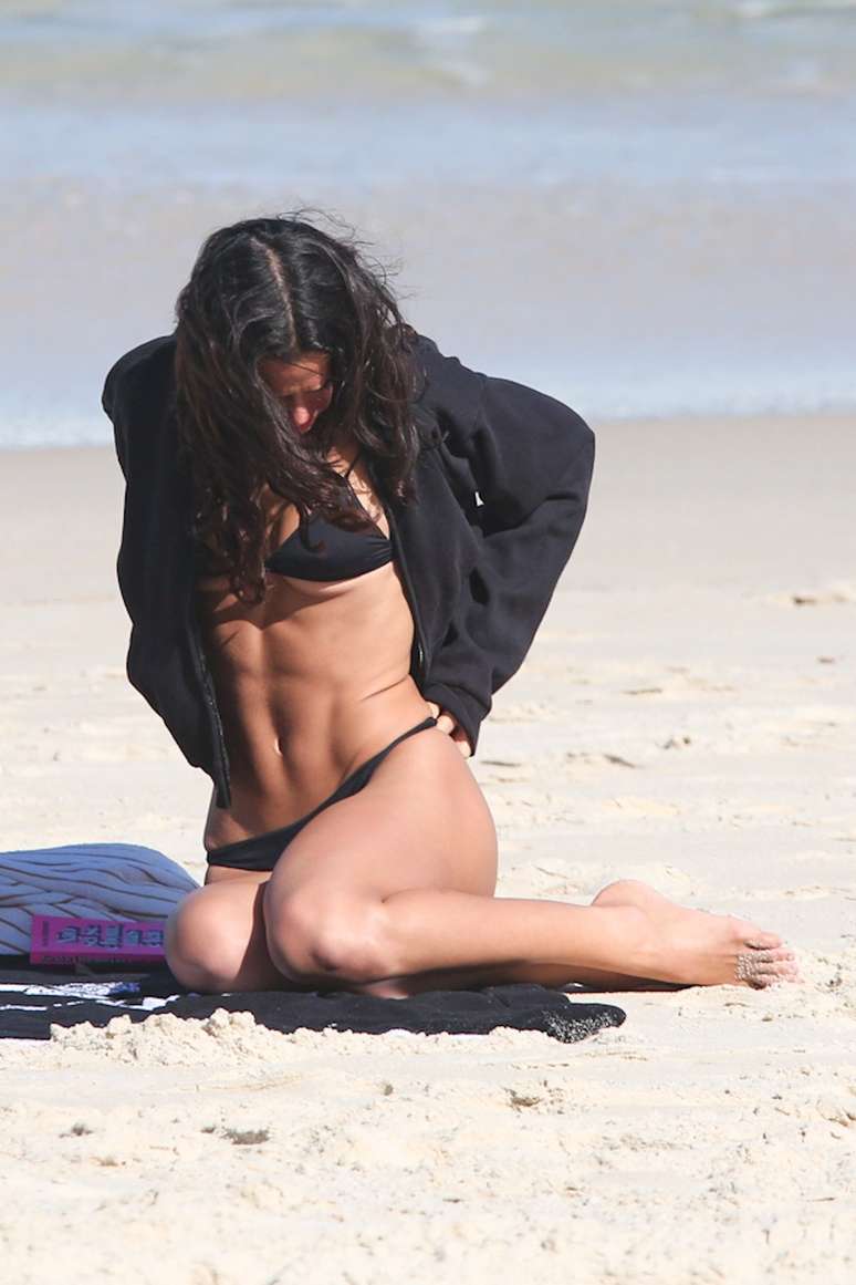 Bruna Marquezine curte dia de praia —