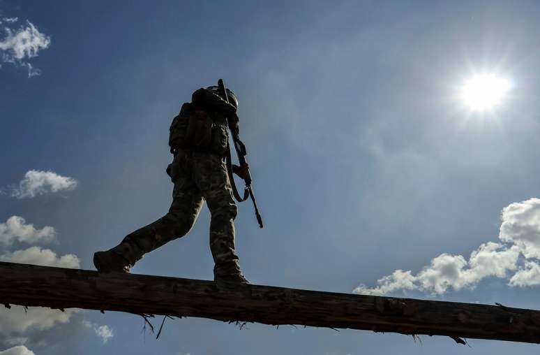 Recrutas ucranianos participam de treinamento militar na regi&atilde;o de Zaporizhzhia, no sudeste da Ucr&acirc;nia, em 13 de agosto de 2025, em meio &agrave; invas&atilde;o russa iniciada em fevereiro de 2022