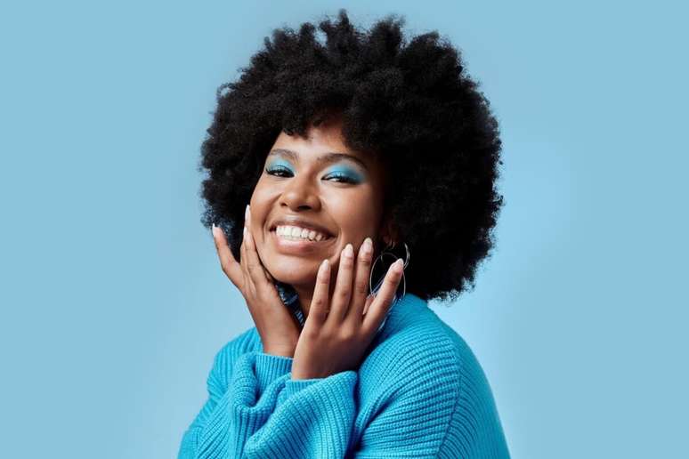 Saber escolher e aplicar a sombra certa é essencial para alcançar o efeito desejado na maquiagem monocromática 