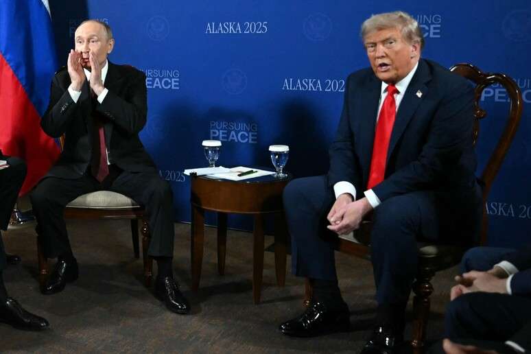 Dois assessores de cada lado acompanham Trump e Putin no Alasca