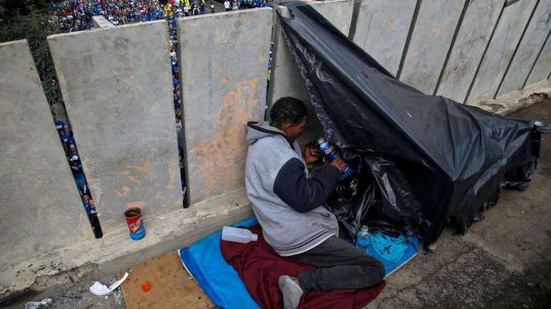 'Na minha opini&atilde;o, n&oacute;s t&iacute;nhamos de ter uma lei, o seguinte: &eacute; proibido dormir em via p&uacute;blica. &Eacute; proibido ficar acampado em via p&uacute;blica', diz Zema