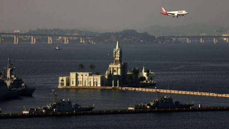 Ilha Fiscal, na Ba&iacute;a de Guanabara, vista do centro do Rio.