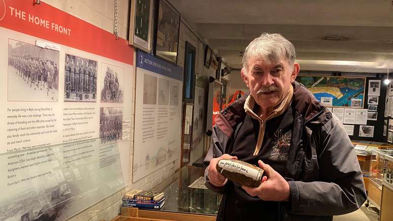 O historiador Colin Durward diz que ainda h&aacute; uma enorme quantidade de muni&ccedil;&otilde;es enterradas em todo o pa&iacute;s