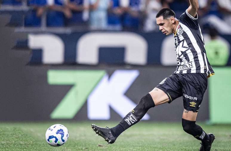 Caballero marcou seu primeiro gol com a camisa do Santos contra o Cruzeiro &ndash;