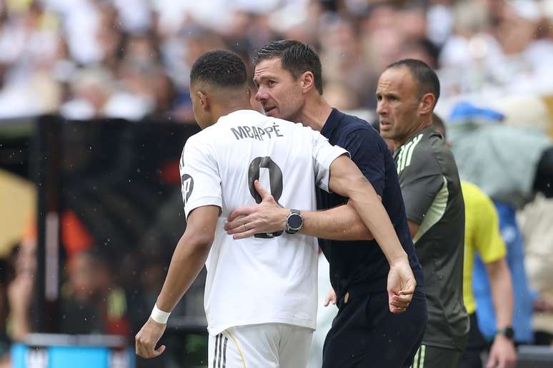 Xabi Alonso e Mbapp&eacute; durante a Copa do Mundo de Clubes 