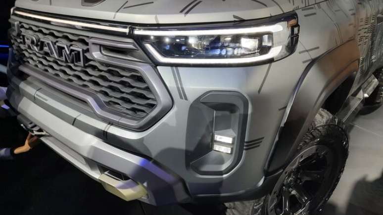 Far&oacute;is da picape se conectam com barra de LED que contorna a parte superior da grade