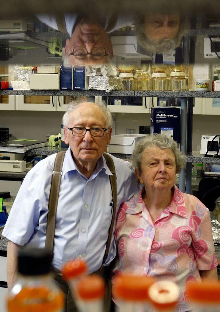 Victor Nussenzweig e Ruth Nussenzweig, no laboratório do Centro Interdisciplinar de Terapia Gênica da Unifesp, em 2011.