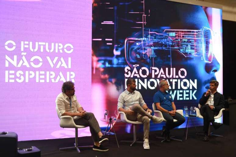 Da esquerda para direita: Jerônimo Vargas (cofundador da RIW), Fábio Queiróz (cofundador da RIW), Erick Brêtas (CEO do Estadão) e Eduardo Barella (CEO da Arena Mercado Livre Pacaembu) apresentam o projeto da São Paulo Innovation Week