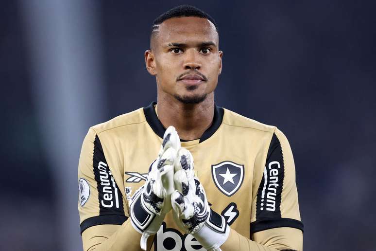Depois de fracasso nas negocia&ccedil;&otilde;es com o West Ham, John voltou &agrave; meta do Botafogo, ap&oacute;s duas partidas de afastamento-