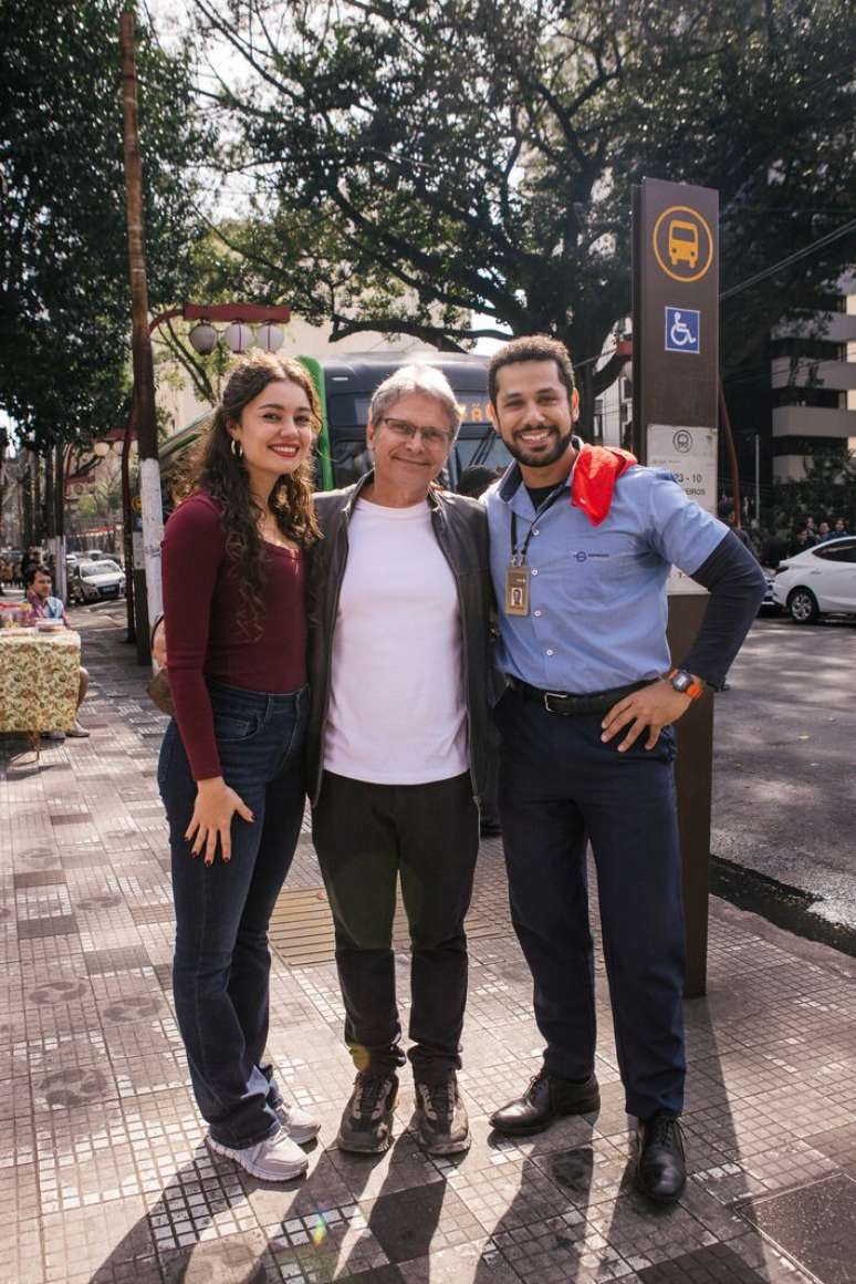 Sophie Charlotte, Amaury Lorenzo e o diretor Luiz Henrique Rios nos bastidores de 'Tr&ecirc;s Gra&ccedil;as'.