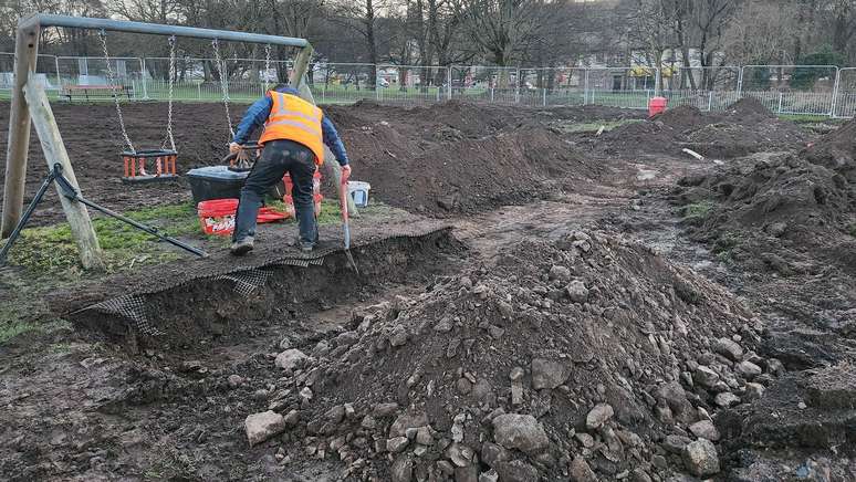 Os dois primeiros dias de escava&ccedil;&otilde;es revelaram tantas bombas que todo o parque teve que ser escavado
