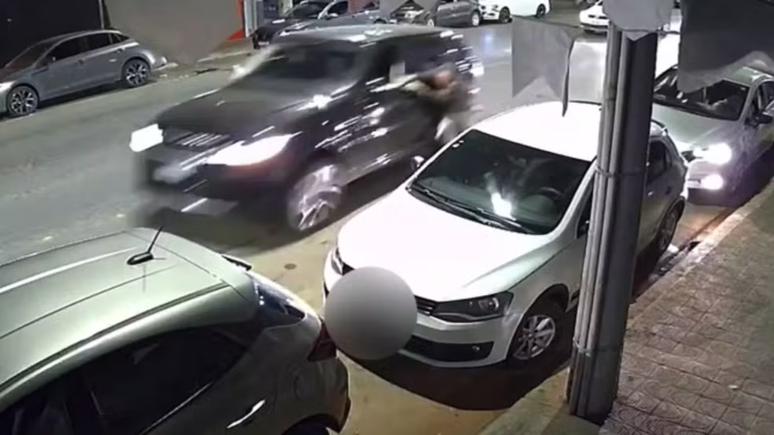 Homem é arrastado por carro de luxo durante briga por vaga de estacionamento
