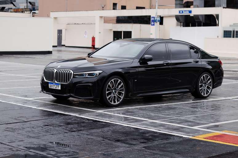 Rhino, app de corridas de luxo, agora tem uma unidade de um BMW Série 7 híbrido e blindado rodando por São Paulo (SP)