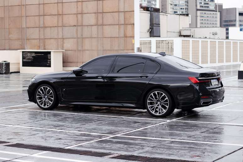 Rhino, app de corridas de luxo, agora tem uma unidade de um BMW Série 7 híbrido e blindado rodando por São Paulo (SP)