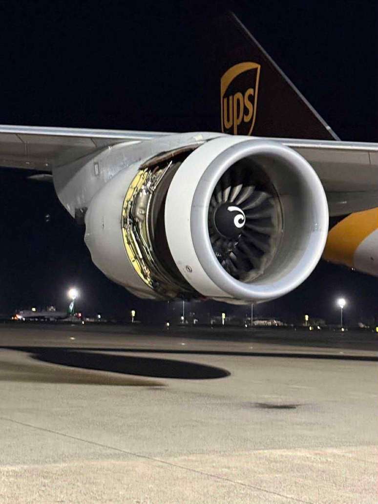 Avi&atilde;o cargueiro bate na pista de pouso em Taipei, Taiwan