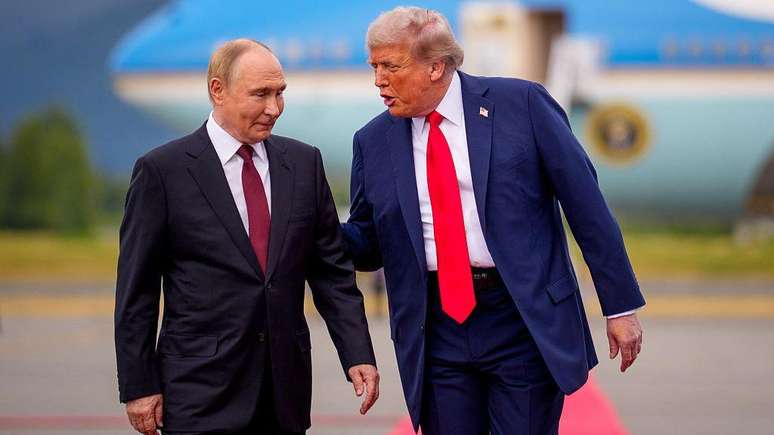 Donald Trump cumprimenta Vladimir Putin quando ele chega à Base Conjunta Elmendorf-Richardson em 15 de agosto de 2025 em Anchorage, Alasca.