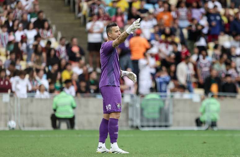 F&aacute;bio orienta o Fluminense durante vit&oacute;ria sobre o Fortaleza &ndash;