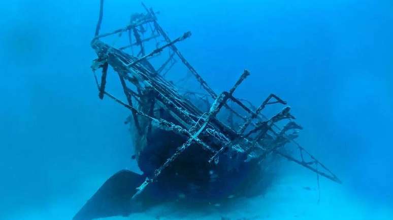Tempestades e furac&otilde;es frequentemente exp&otilde;em navios naufragados e artefatos enterrados h&aacute; muito tempo