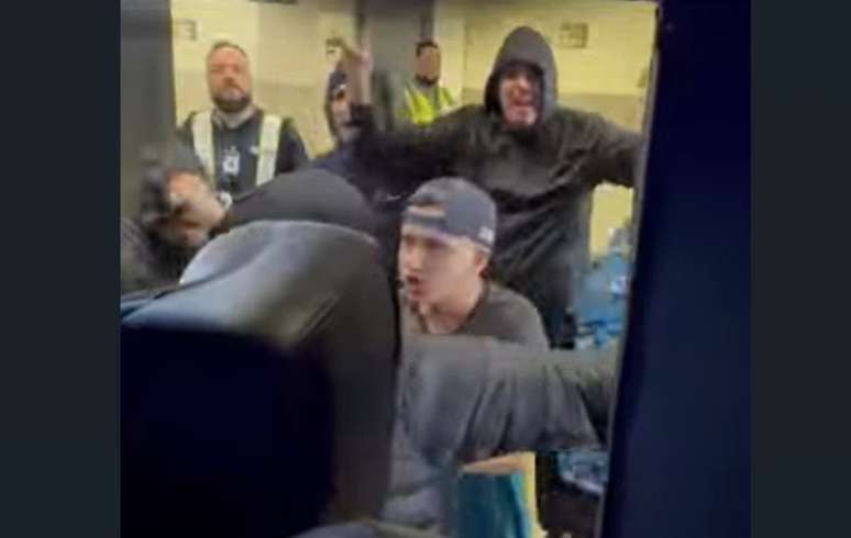 Torcedores invadem aeroporto para a&ccedil;&atilde;o violenta contra o Gr&ecirc;mio &ndash;