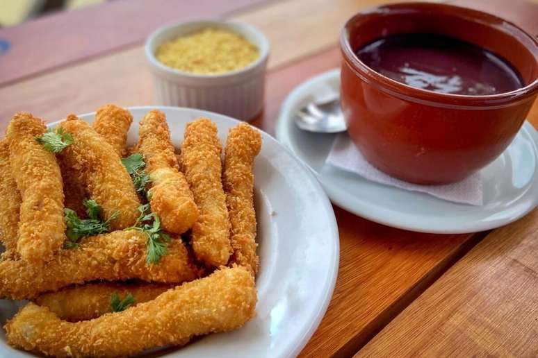 A&ccedil;a&iacute; com peixe 