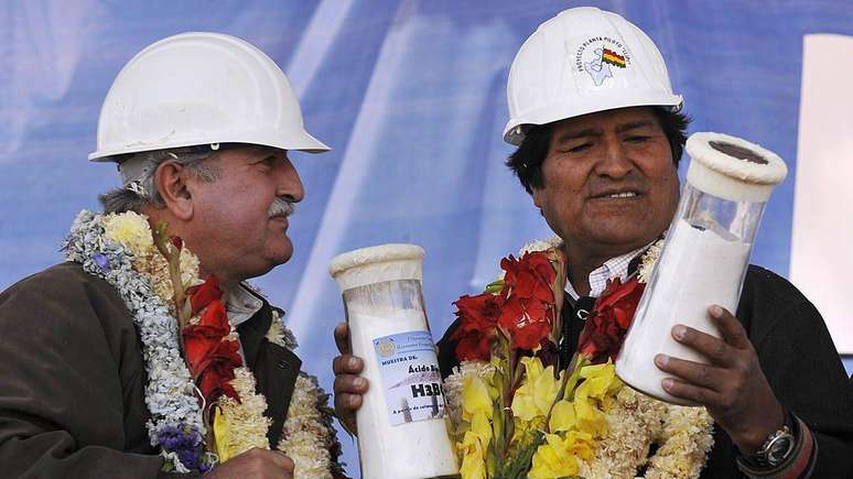 Evo Morales recebe amostras de carbonato de l&iacute;tio em 2009, extra&iacute;das de uma f&aacute;brica piloto no salar de Uyuni, no sudoeste da Bol&iacute;via