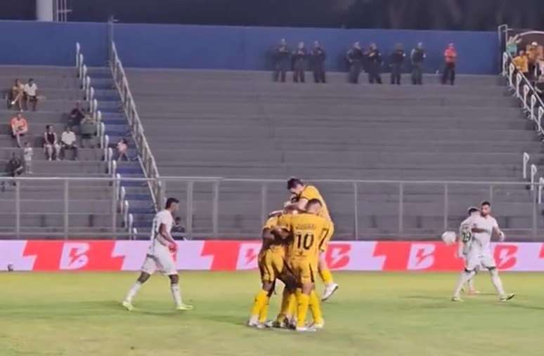 Amazonas comemora um gol mas teve de lidar com a frustra&ccedil;&atilde;o no fim &ndash;