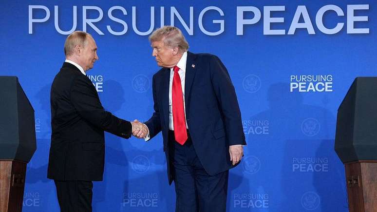 Donald Trump and Vladimir Putin shake hands after their joint press conference in Anchorage, Alaska on 15 August 2025.