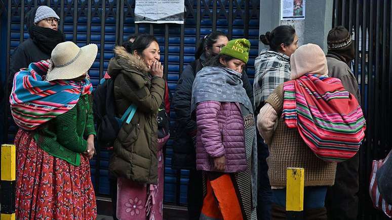Pessoas fazem fila na Bol&iacute;via para conseguir alimentos e combust&iacute;vel
