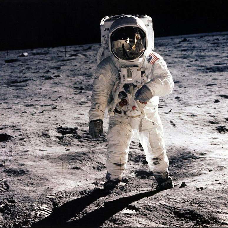 O astronauta americano Buzz Aldrin caminhando na superf&iacute;cie da Lua em 1969