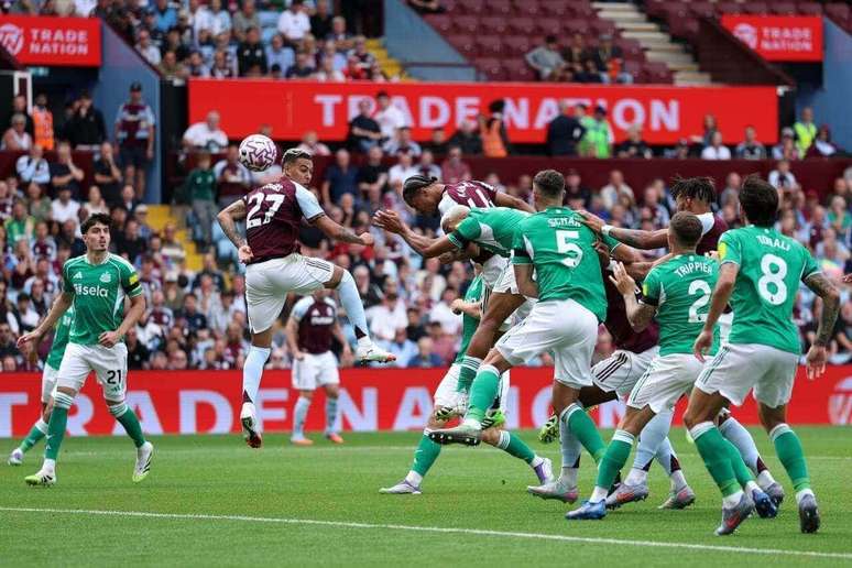 Aston Villa e Newcastle (de verde) lutam muito. Mas ficram no empate neste s&aacute;bado&nbsp; &nbsp;