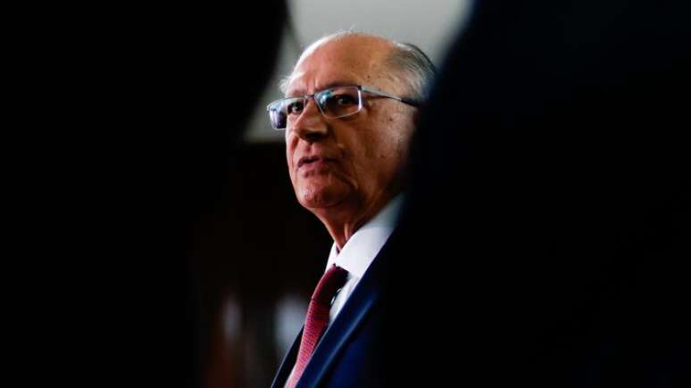 O vice-presidente da República e ministro do Desenvolvimento, Indústria, Comércio e Serviços, Geraldo Alckmin, durante reunião realizada na terça-feira (15) com representantes de setores industriais que devem ser mais impactados pela tarifa de 50% imposta pelo presidente dos EUA, Donald Trump, aos produtos brasileiros. (