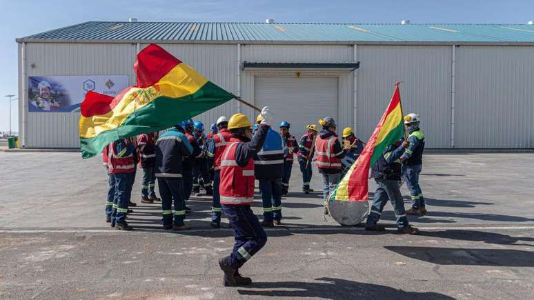Diversas licita&ccedil;&otilde;es para a explora&ccedil;&atilde;o do l&iacute;tio foram abertas a empresas estrangeiras, mas n&atilde;o seguiram adiante