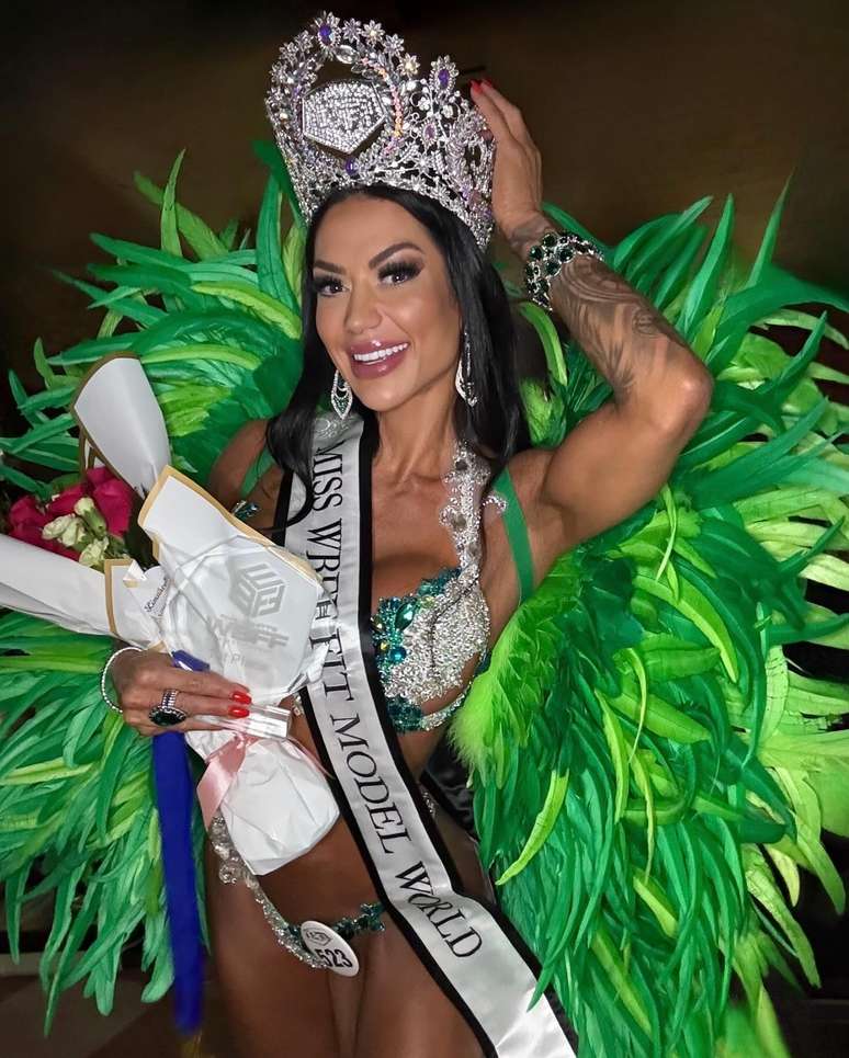 Graciella Carvalho wins the world title to WBFF