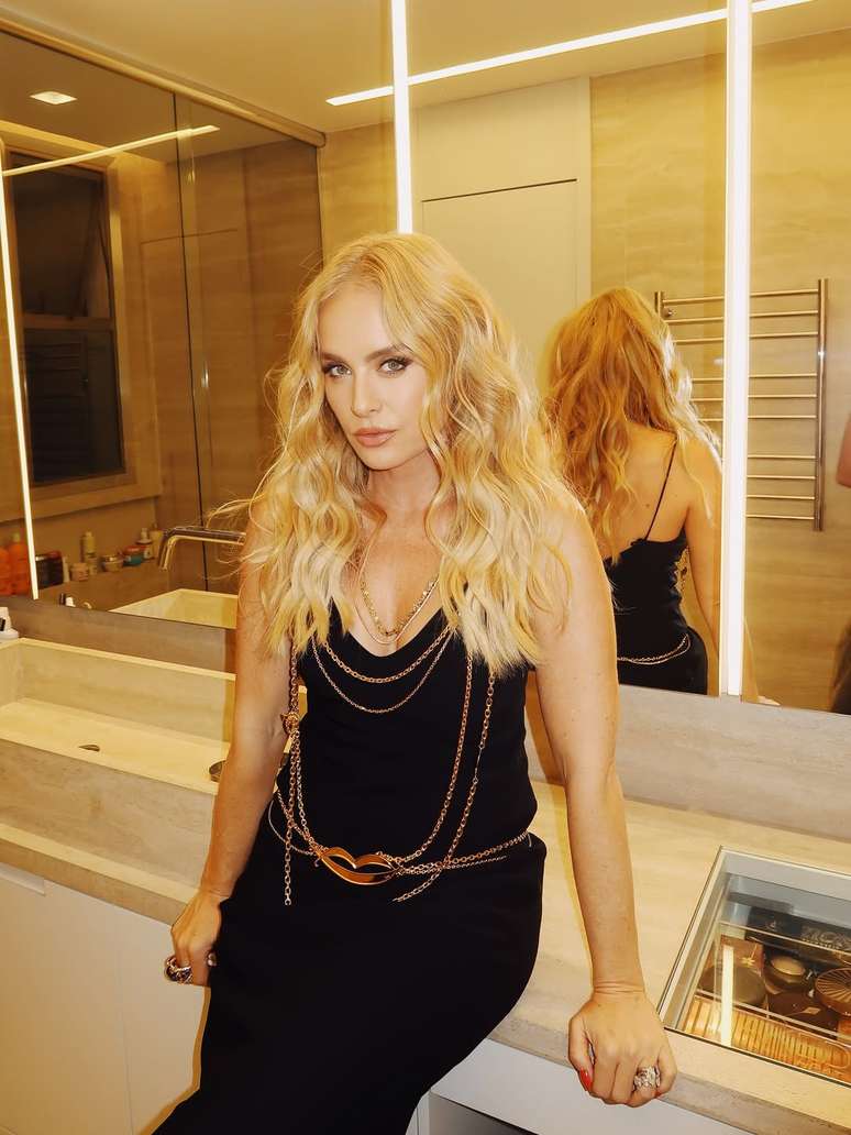 Nas redes sociais, Angélica posou para fotos glamourosas.