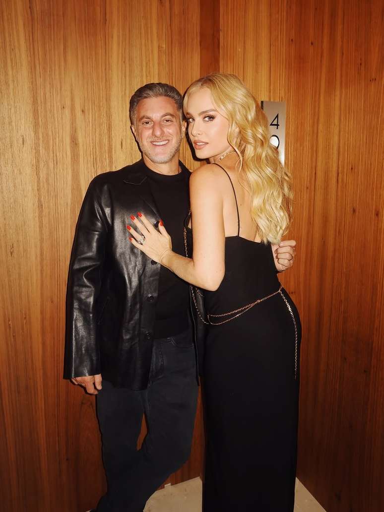 Angélica e Luciano Huck foram à festa de 30 anos de Bruna Marquezine.