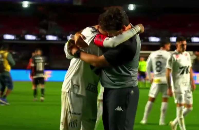 Neymar crying copiously in the arms of Diniz, after Santos 0x6 Vasco - Neymar crying copiously in the arms of Diniz, after Santos 0x6 Vasco -