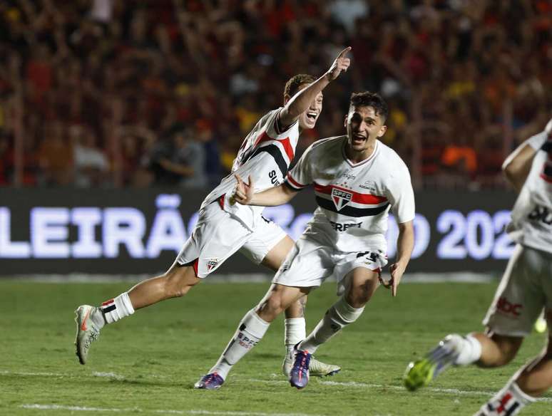 Maik marcou seu primeiro gol como profissional &ndash;